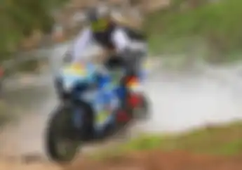 Bukan Kaleng-kaleng, Video Moge Suzuki GSX Diajak Balapan Off-Road