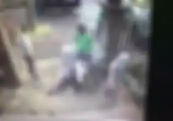 Ngeri! Video Driver Ojol Naik Motor Honda Vario Tabrak 2 Pelajar Wanita, Tuas Gas Nyangkut