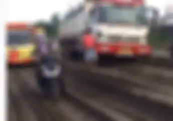 Pantes Jadi Trek Motocross, Video Jalan Manyar Gresik Yang Rusak Parah