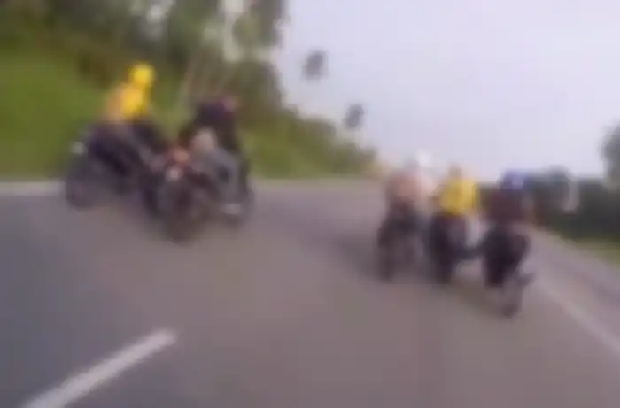 Akhirnya 6 bikers sejajar sambil menyetut motor