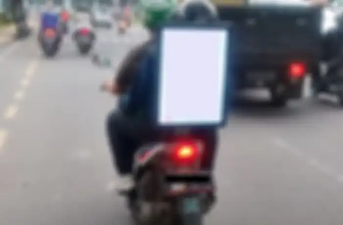 Contoh iklan terpasang di belakang motor