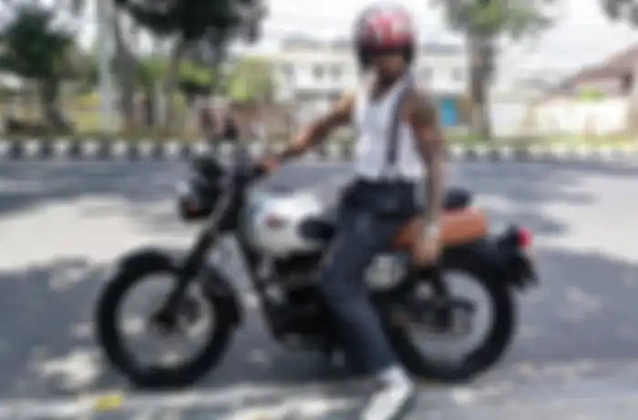 Jerinx di atas Kawasaki W175 saat DGR