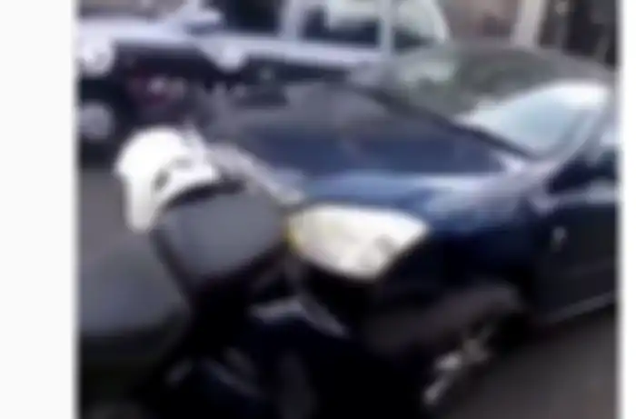 Motor ditabrak sampai tertancap bumper mobil