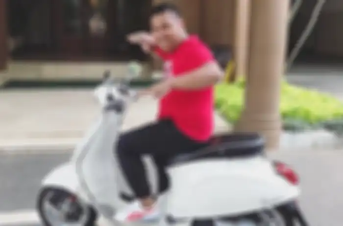Gaya lucu Ajudan Pribadi di atas Vespa Sprint