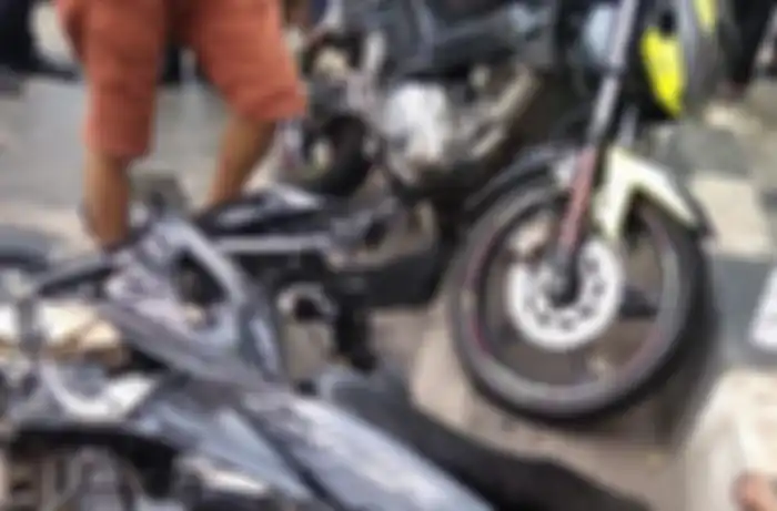 Motor hancur setelah menabrak