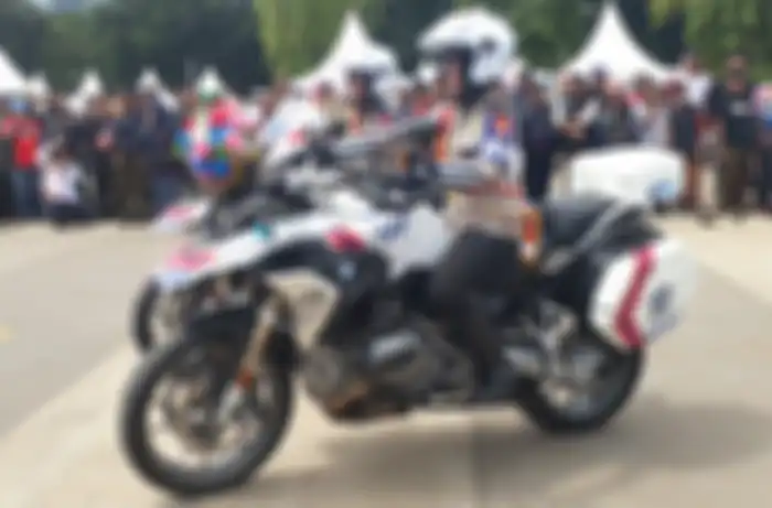 BMW R1200GS enteng dikendarai polwan