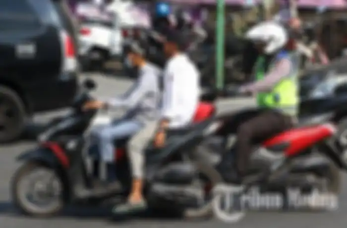 Ratusan pelajar konvoi tanpa menggunakan helm