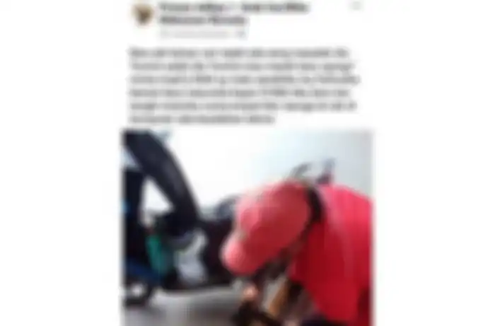 Petugas membongkar isi tangki dari motor driver ojol