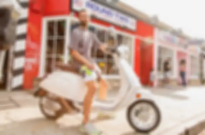Sean Wotherspoon merupakan desainer dan pemilik butik Round Two