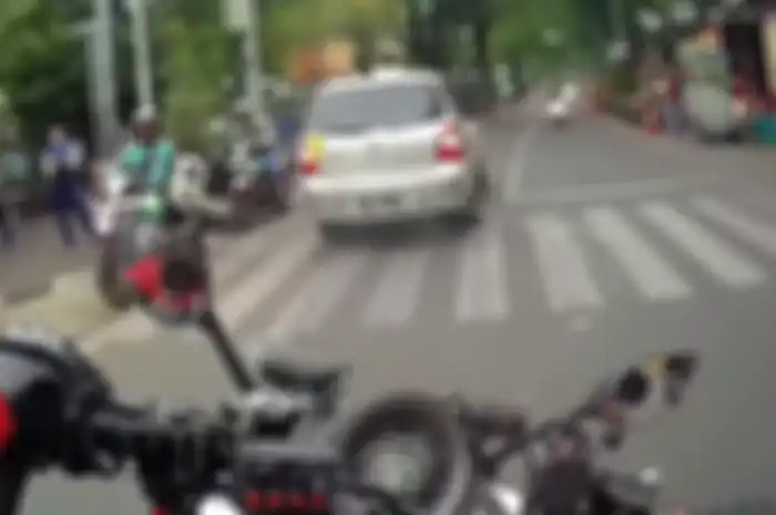 Video Yamaha NMAX kejar Livina kabur dari polisi