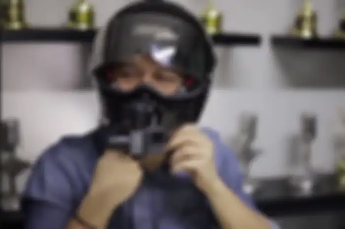 Ariel mencoba helm Simpson Bandit M30