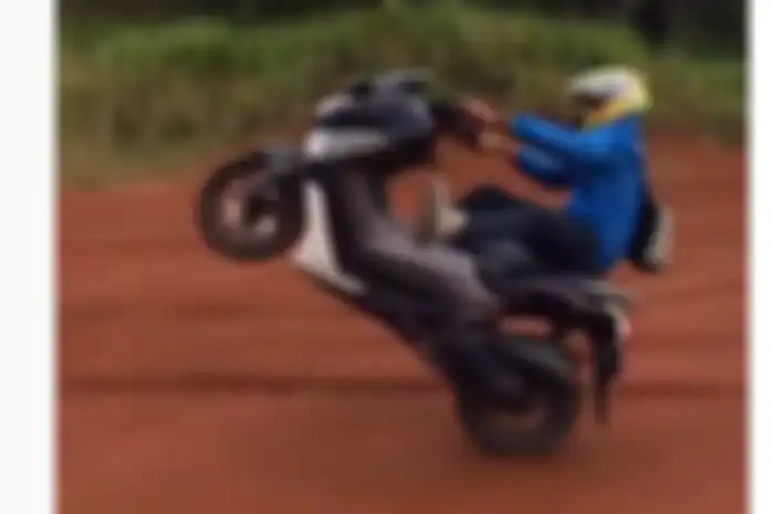 Revdy wheelie dengan motor Yamaha NMAX