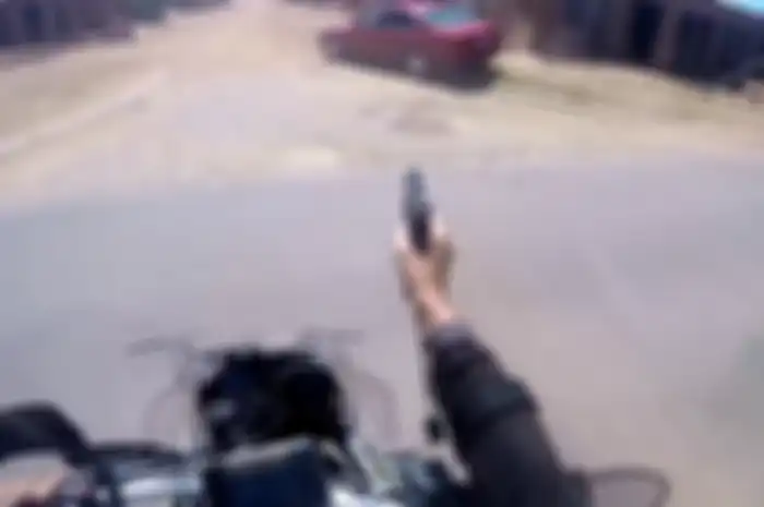 Polisi kejar mobil sambil tembakan pistol