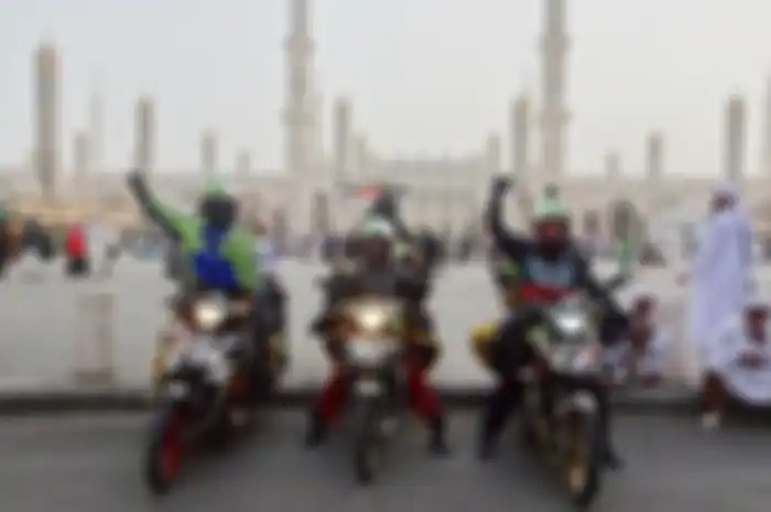 Tiga bikers naik umrah pakai motor