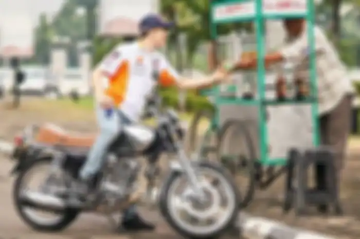 Marc Marquez beli bakso naik Honda CB