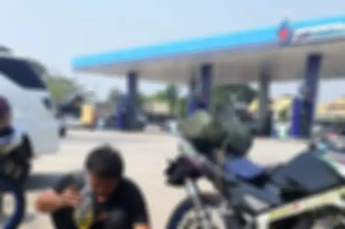 Kawasaki Ninja 150 berhenti di SPBU