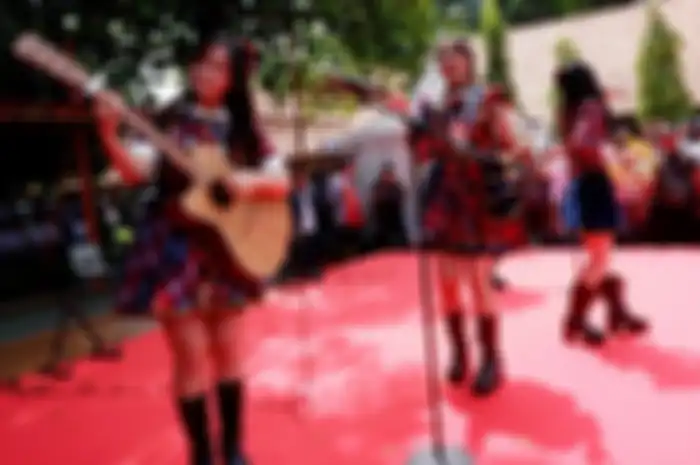 Girlband JKT48 manggung berkat aksi Pak Slamet