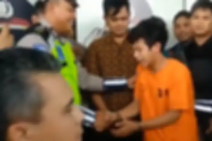 Adi Saputra menangis minta maaf