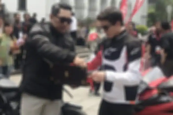 Ridwan Kamil memberi cindera mata untuk Marquez