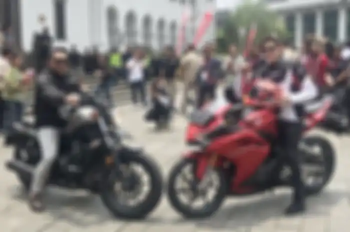 Ridwan Kamil dan Marc Marquez di atas motor Honda