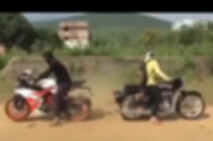 Tarik tambang antar motor sport