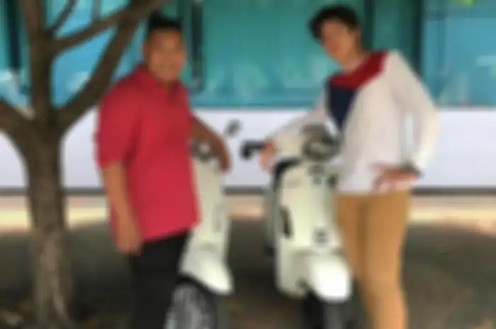 Akbar Ajudan Pribadi dan El Rumi doyan Vespa Sprint