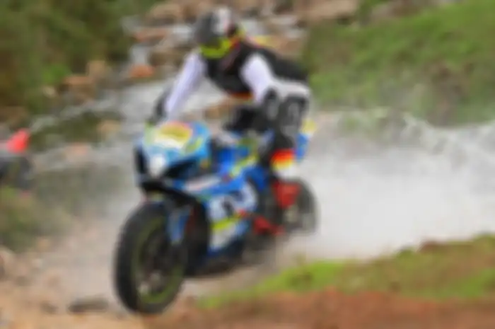 Ricardo Domingos off road dengan motor Suzuki GSX-R1000R