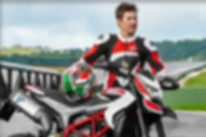 Nicky Hayden dan Ducati Hypermotard