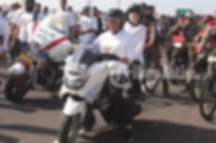Khofifah bonceng Arumi naik Yamaha NMAX