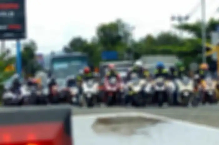 Komunitas motor Honda PCX langgar pintu rel kereta