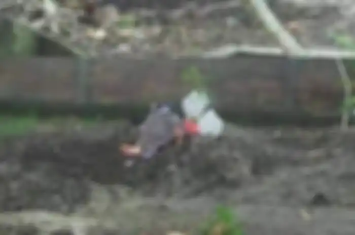 Musaanah nekat tidur di atas makam putrinya