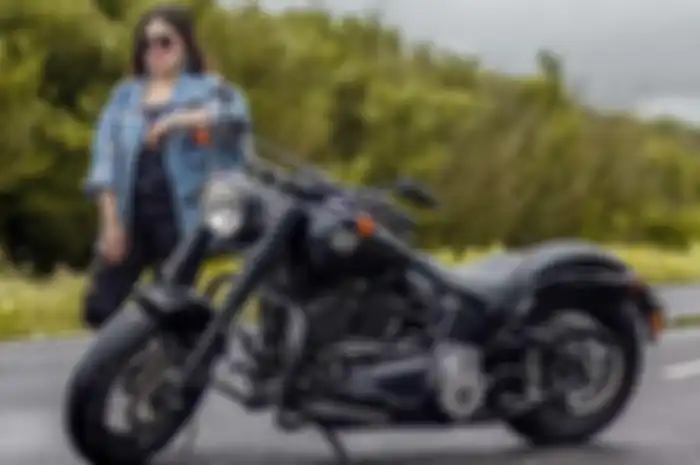 Via Vallen bersama motor Harley-Davidson Softail