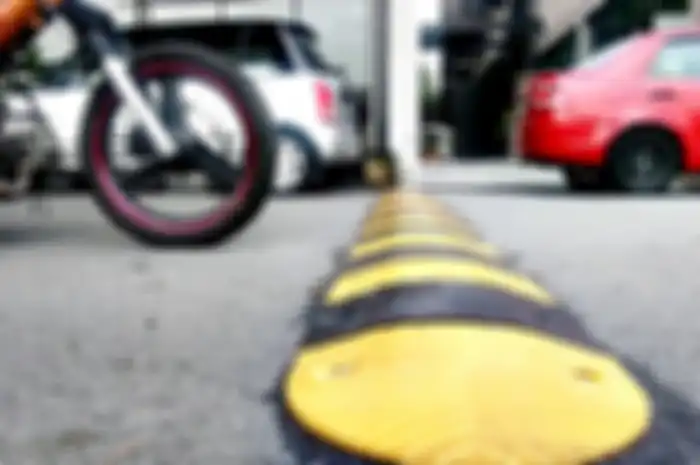 Ilustrasi motor melewati speed bump