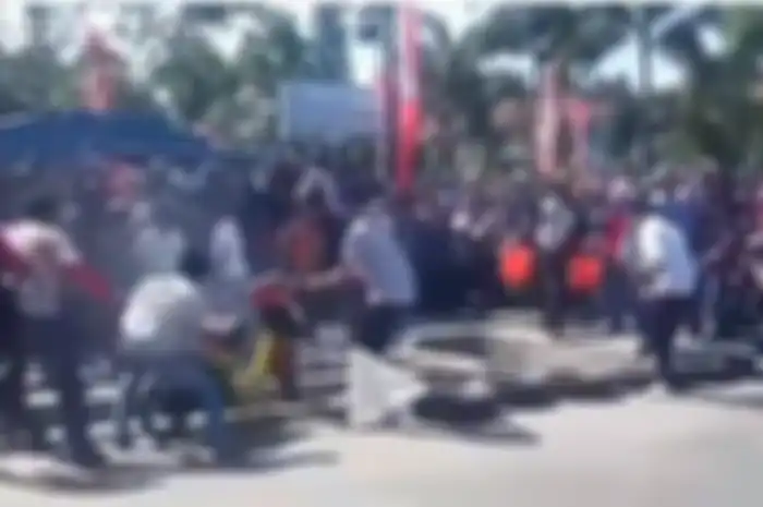 Karena tidak APAR, motor ini jadi korban kepanikan massa hehee..