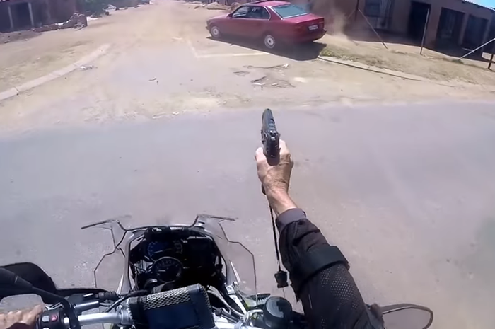 Polisi kejar mobil sambil tembakan pistol