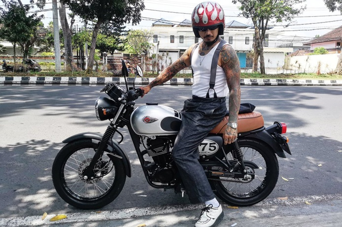Jerinx di atas Kawasaki W175 saat DGR