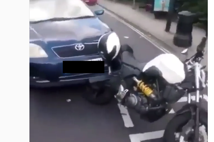Moge Yamaha ditabrak sampai terjatuh