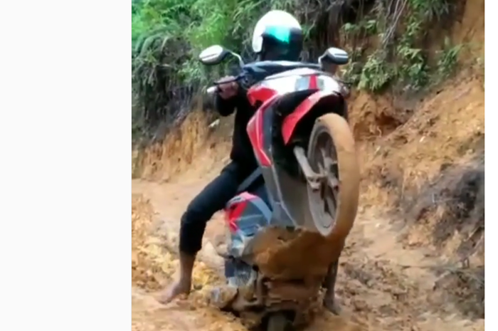 Honda Vario 125 diajak wheelie 