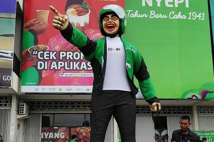 Ogoh-ogoh berbentuk driver ojol