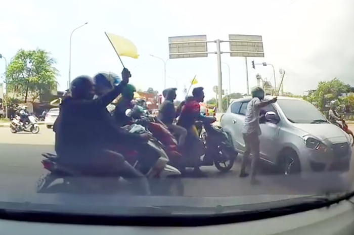 Rombongan pemotor mau rusak mobil yang menyeberang