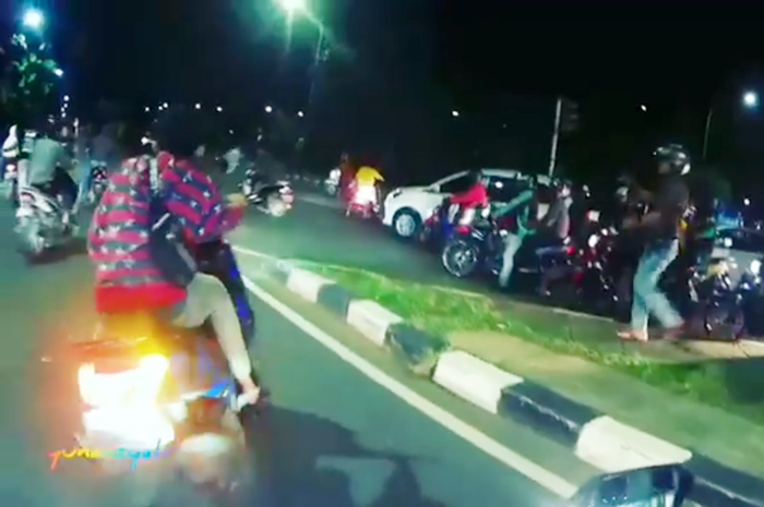 Pemotor kocar-kacir karena suara pistol