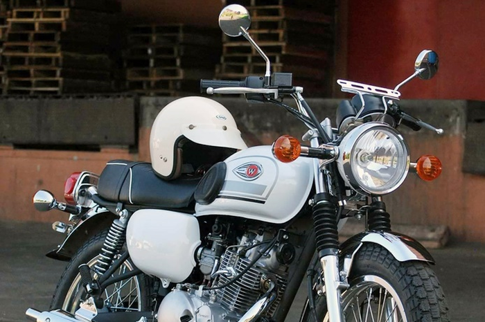 Kawasaki W175 garapan Spaceman Cycles