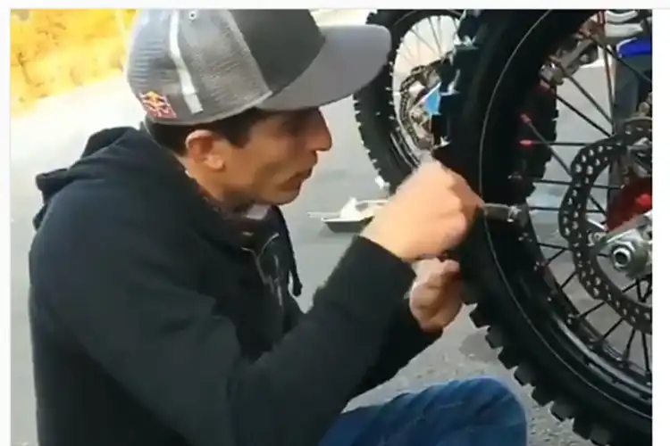 Pembalap MotoGP Marc Marquez Setel Pelek Motor Balap Honda Sendiri, Simak Videonya
