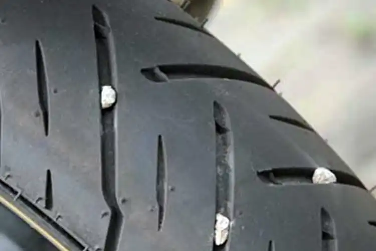 Batu Kerikil Keselip di Ban Motor, Ini Cara Bersihkan dan Manfaatnya