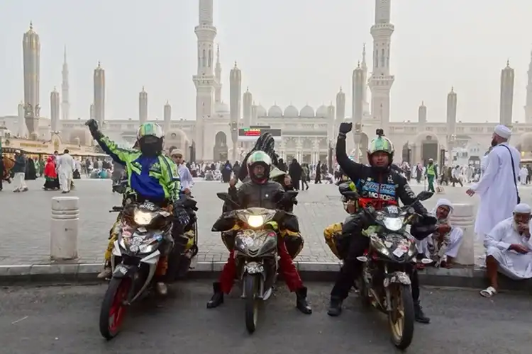 Bisa Banget, Berangkat Umrah Pakai Motor, Nih Itung-Itungan Biayanya