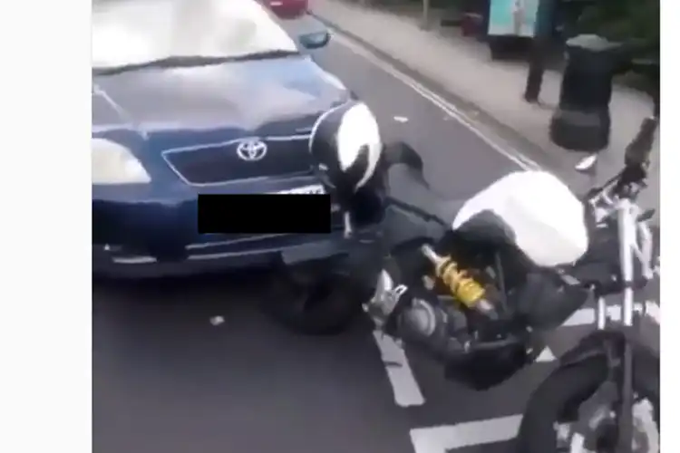 Pemotor Arogan Ngancurin Spion Mobil, Dibalas Tabrak Sampai Terkapar
