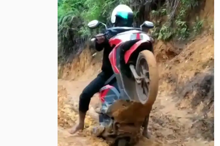 Nekat! Video Pemotor Matik Terobos Jalan Lumpur, Akhirnya Bikin Ngilu