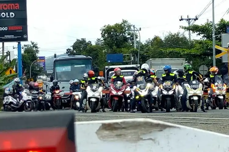 Hukuman Berat Biker Honda PCX 150 yang Arogan Stop di Depan Pintu Palang Kereta Api