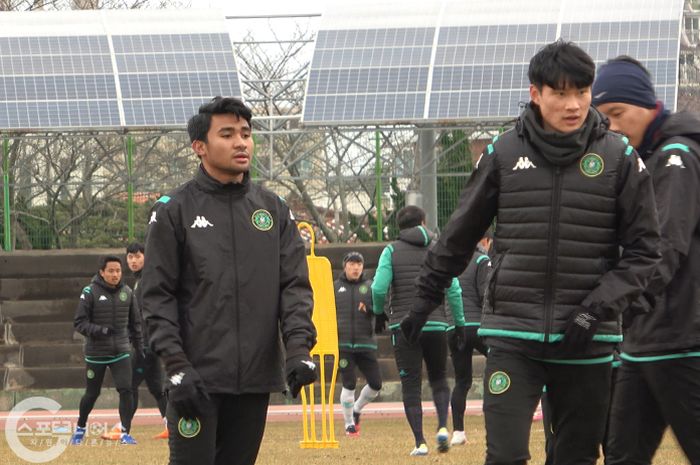 Pemain muda Indonesia, Asnawi Mangkualam telah tiba di Pula Jeju untuk menyusul rekan-rekannya di Ansan Greeners melakukan pemusatan latihan pada Kamis (18/2/2021) sore waktu setempat.