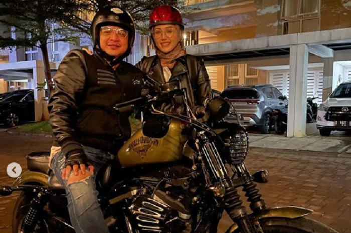 Pasha Ungu pamer Harley-Davidson Sportster sebagai kado ulang tahun dari istrinya Adelia Wilhelmina.
